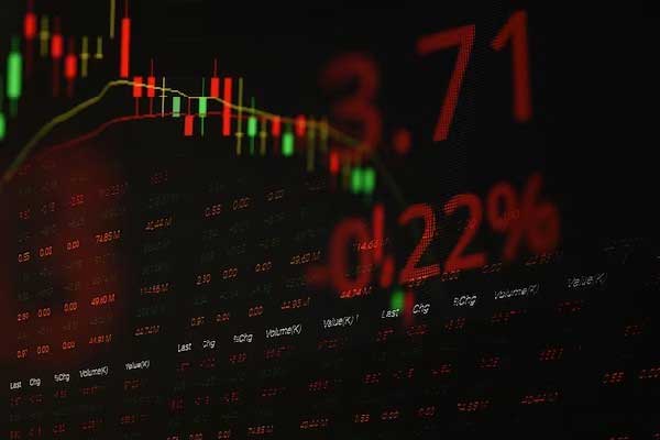 特朗普表示：美国可能会在未来某个时候将国防开支削减一半